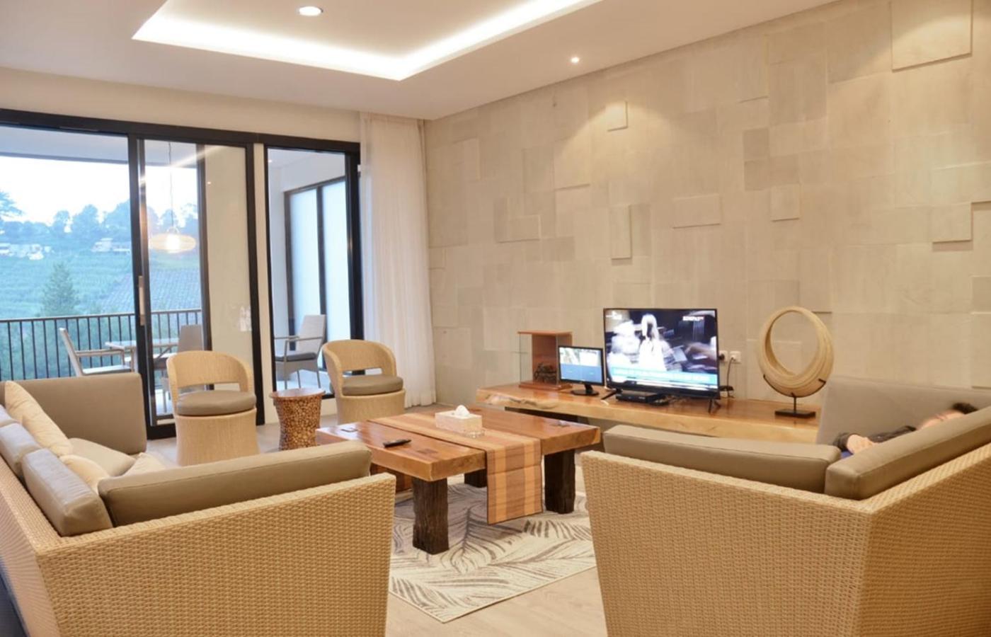 Indah 2 Mountain 8 Bedroom Private Pool Villa Bandung