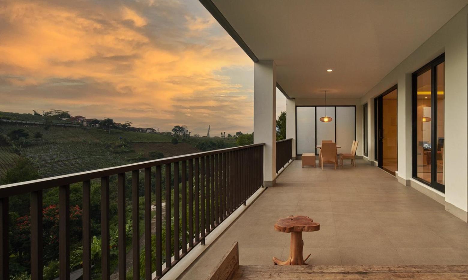 Indah 2 Mountain 8 Bedroom Private Pool * Bandung