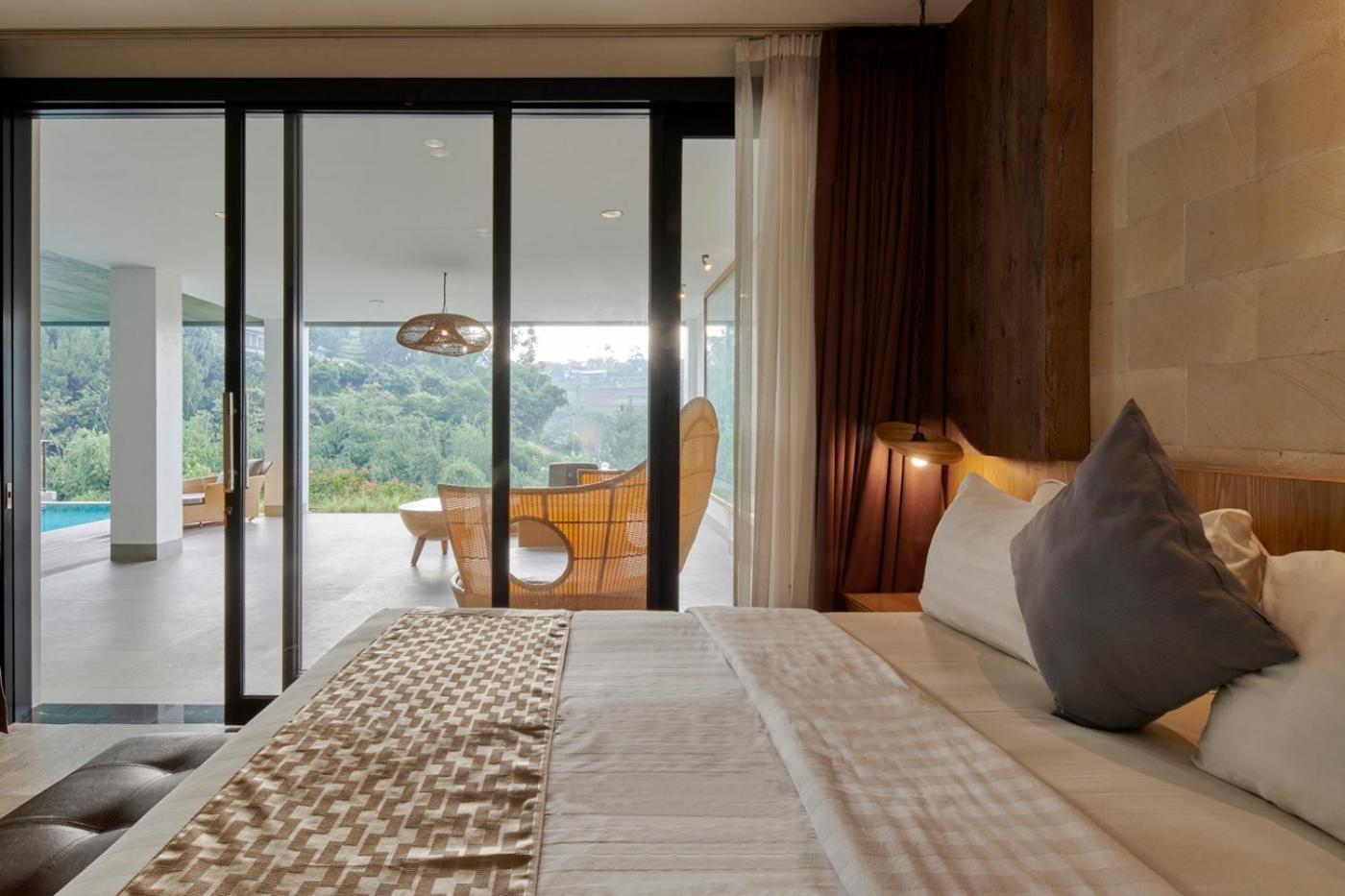 Indah 2 Mountain 8 Bedroom Private Pool Villa Bandung