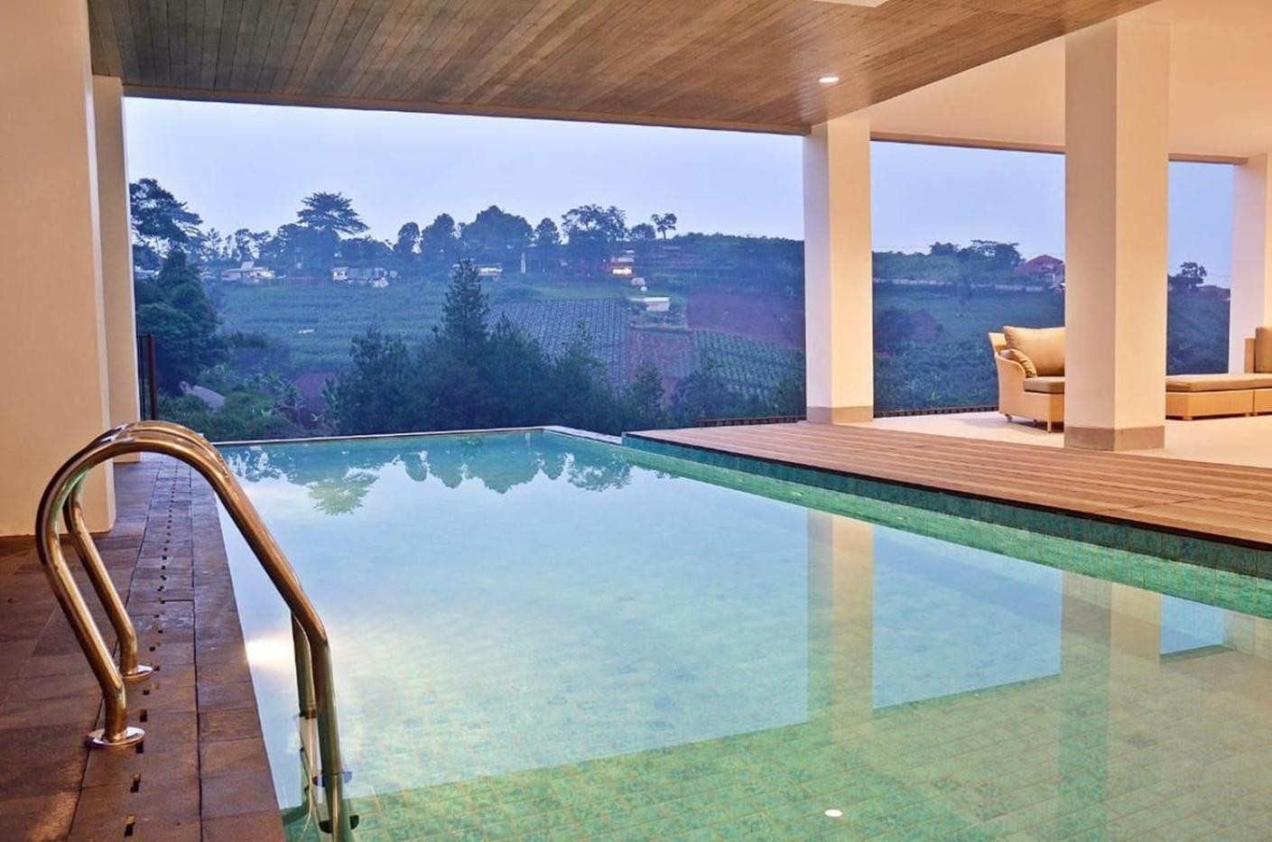Indah 2 Mountain 8 Bedroom Private Pool Bandung