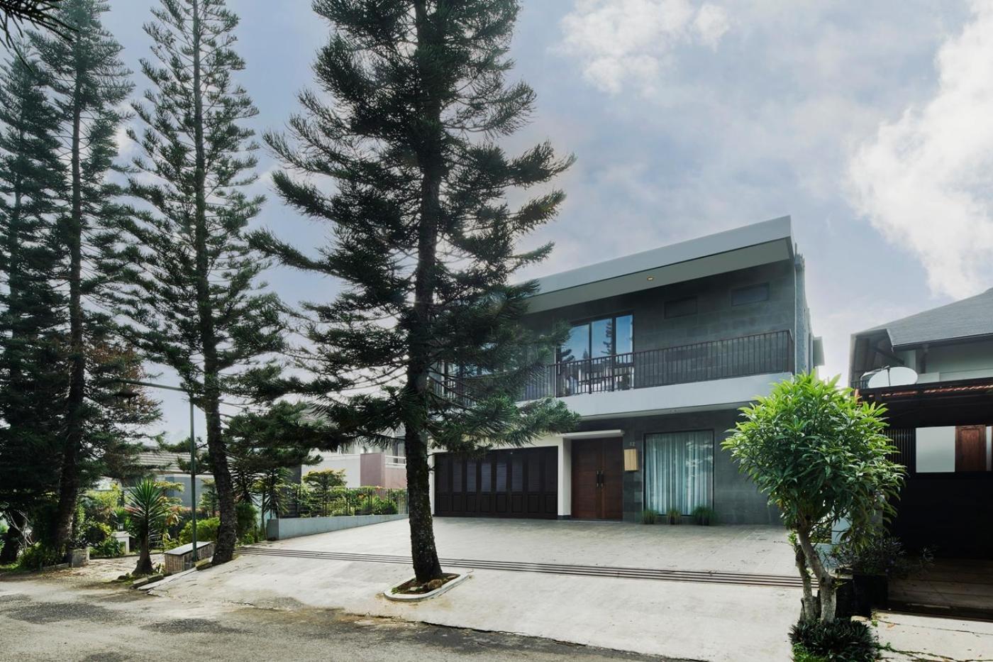Indah 2 Mountain 8 Bedroom Private Pool * Bandung